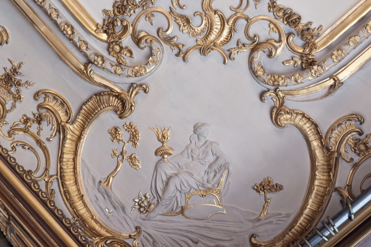 Détail
du décor des boiseries du grand salon.