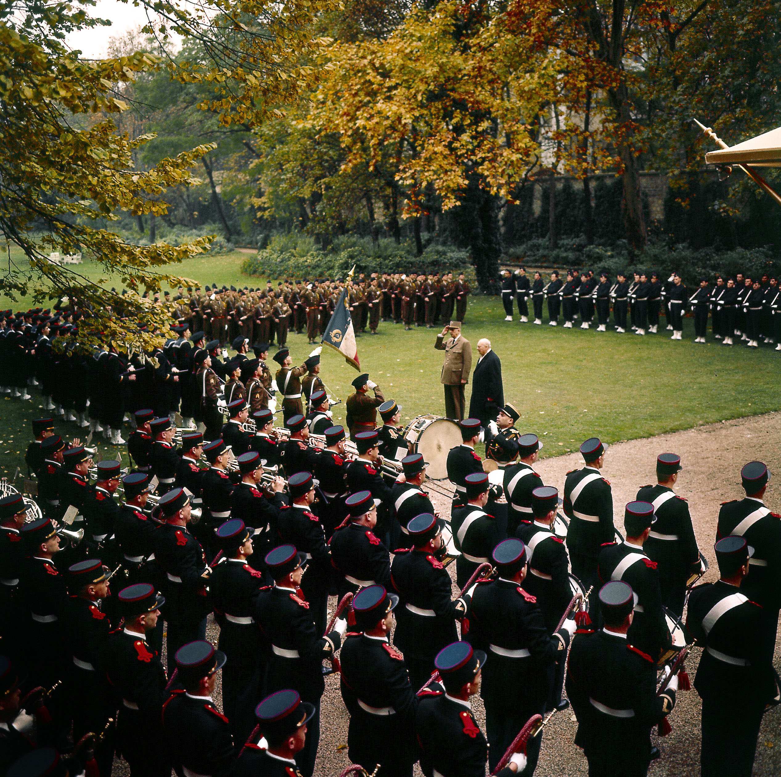 Le
général de Gaulle et Sir Winston Churchill passant en revue les troupes dans le
jardin de l’Hôtel de Matignon, le 6 novembre 1958.