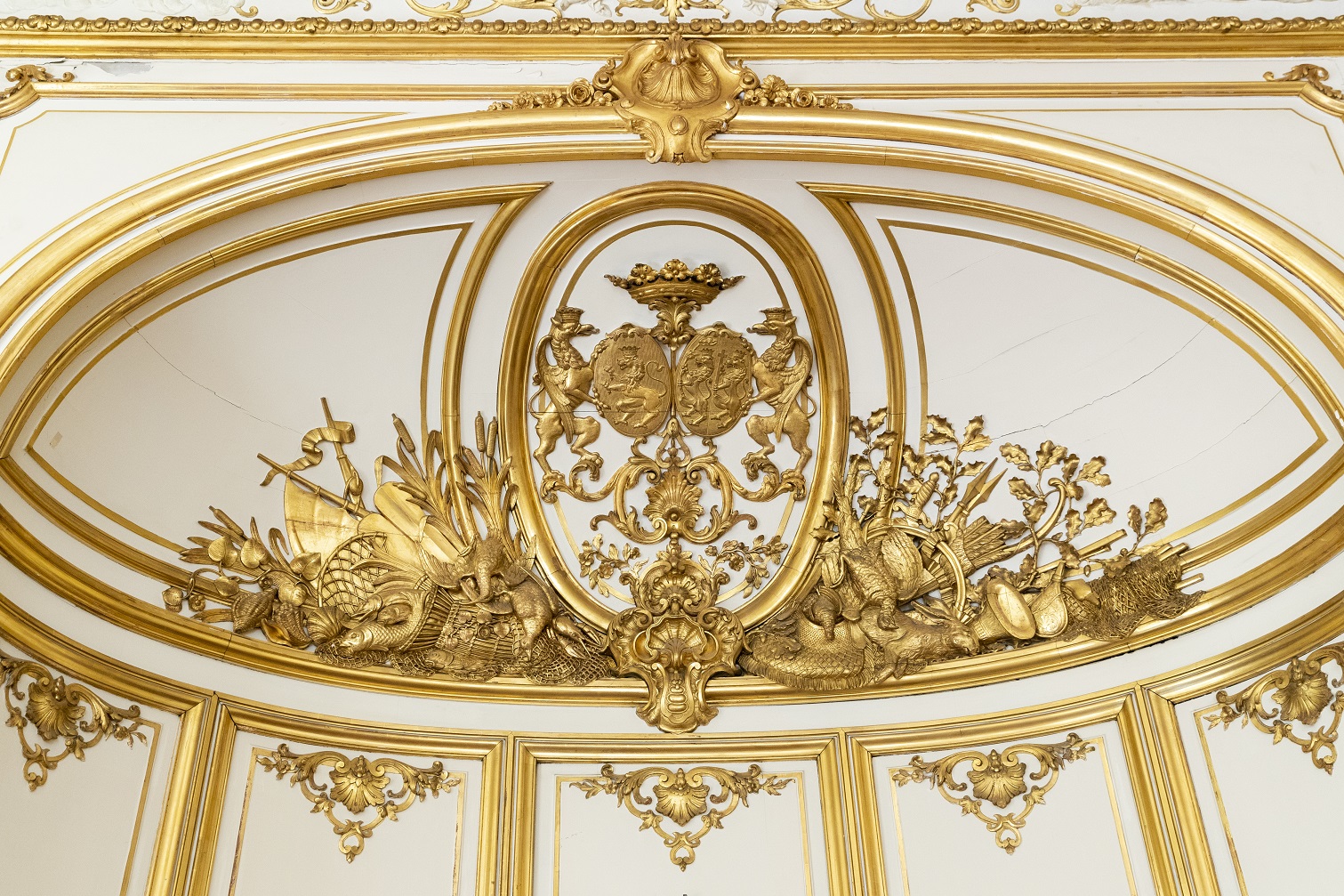 Détail
de l’alcôve dans la salle du conseil avec les trophées de chasse et de pêche et
les armes des Galliera.