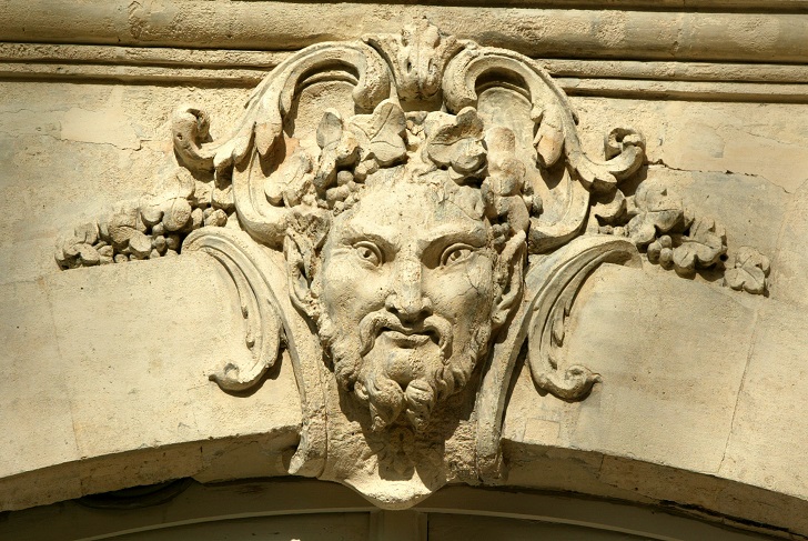 Détail
du décor sculpté de la cour&nbsp;: mascaron au-dessus de l’une des ouvertures