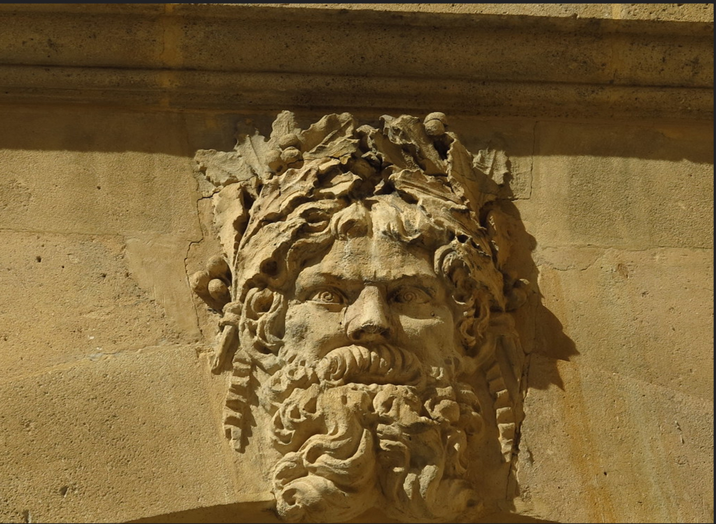 Détail
de l'un des mascarons sculptés de la cour intérieure principale.
