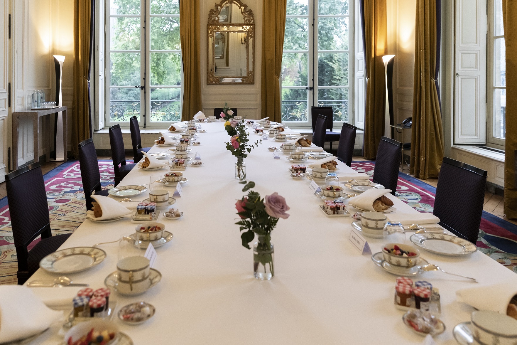 Table
de la salle à manger dressée avec un service de la Manufacture de Sèvres.