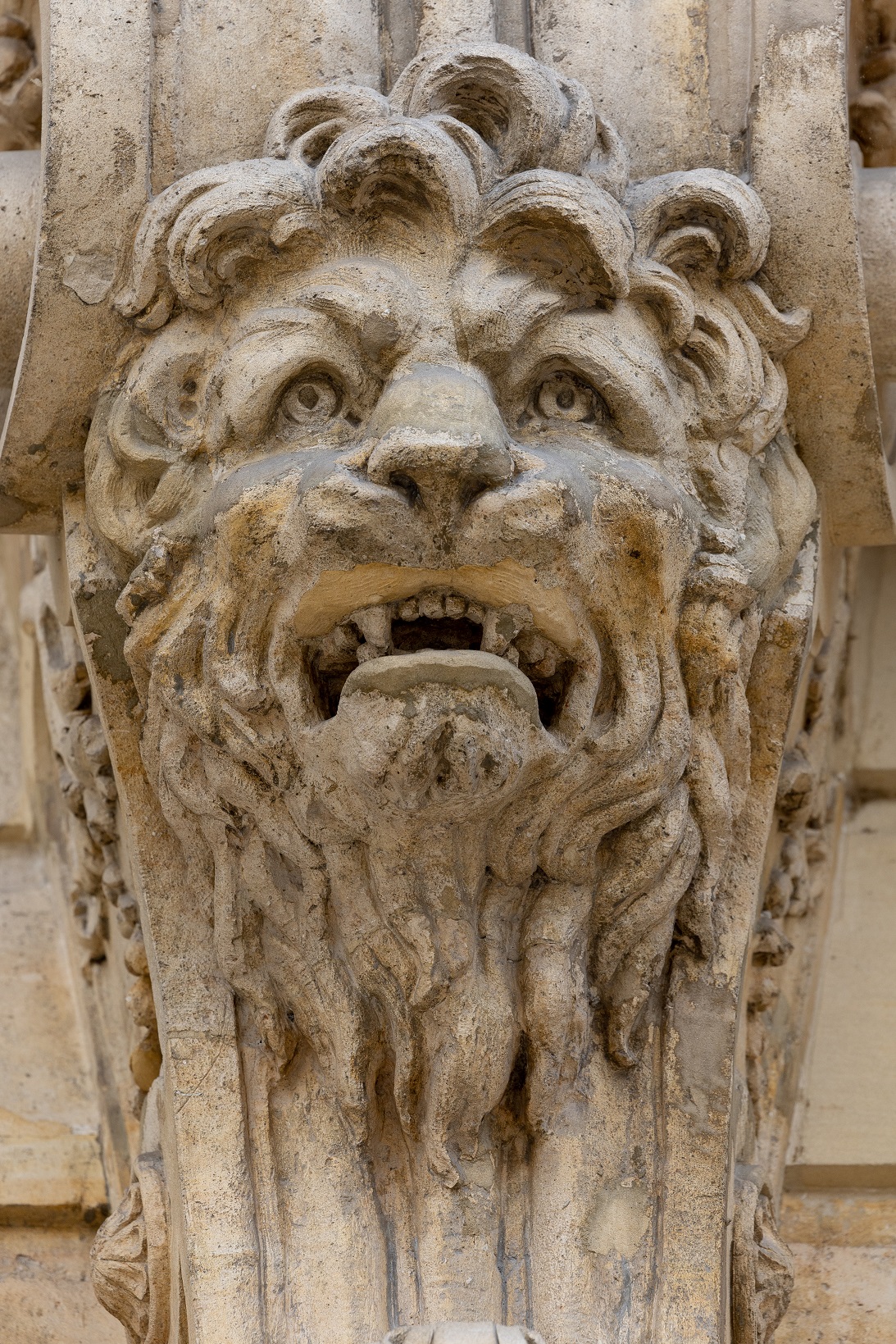 Détail
de la façade de l’hôtel de Matignon : tête de lion au niveau des consoles
qui soutiennent le balcon du premier étage.