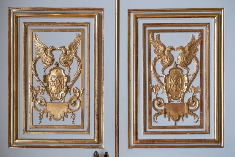 Détail du décor sculpté des doubles-portes