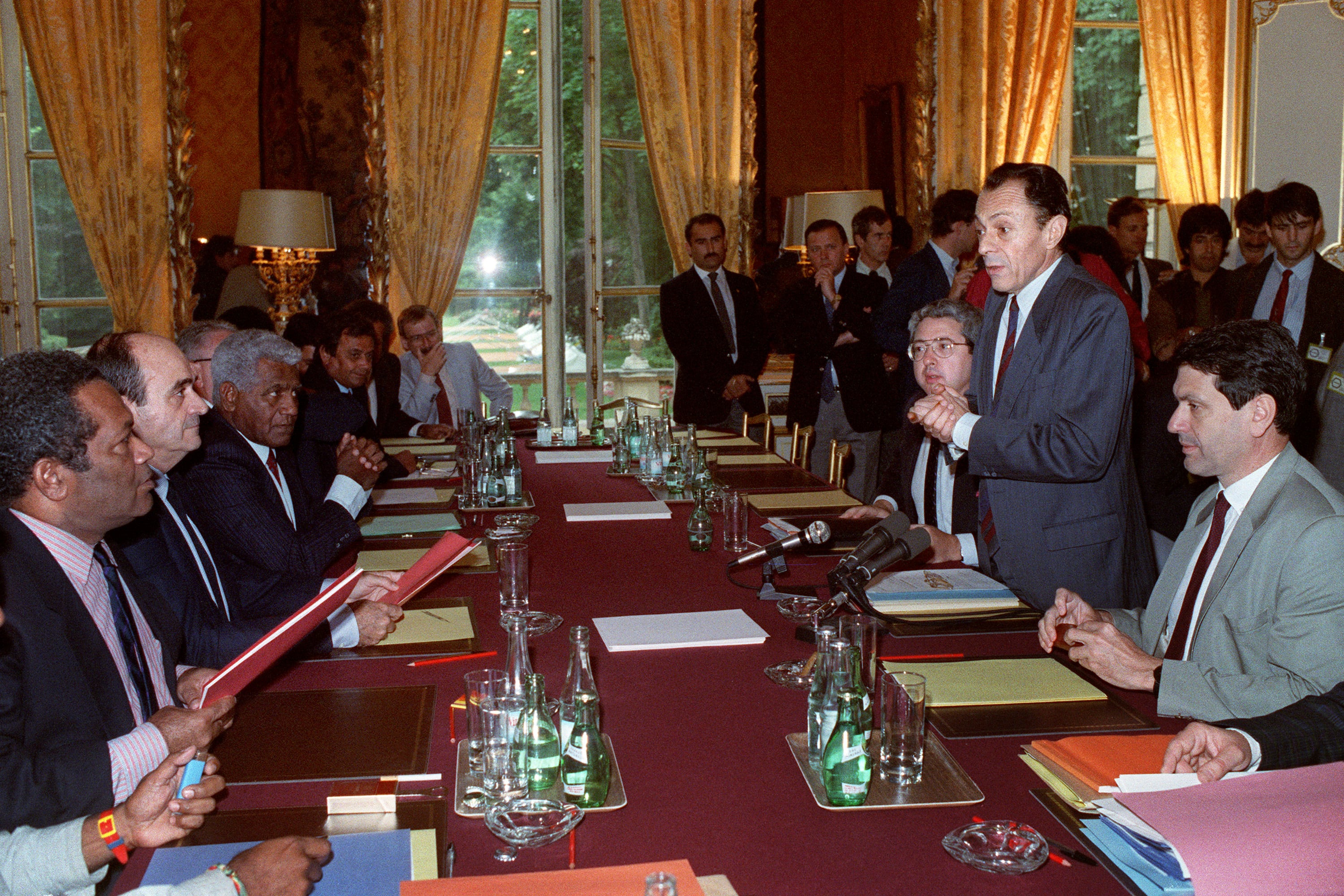 Michel
Rocard et les délégations indépendantistes et loyalistes dans le salon jaune au
moment de la signature des Accords de Matignon, le 27 juin 1988.