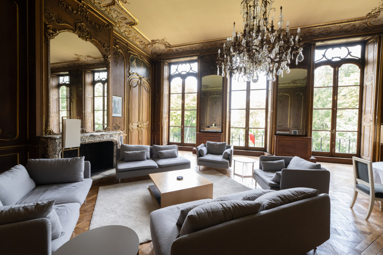 Vue
générale du grand salon de l'hôtel.
