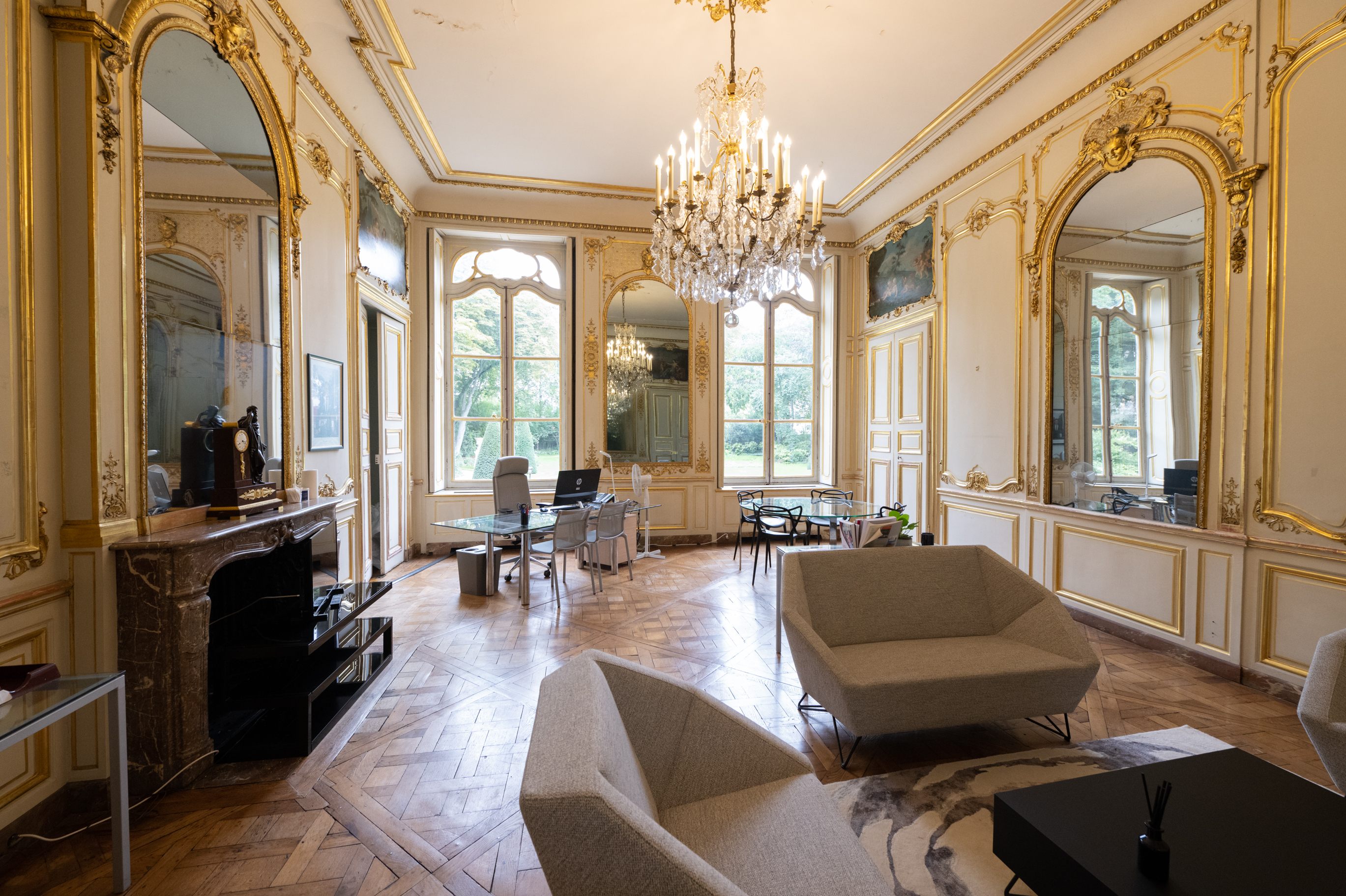 Vue
générale de l'actuel bureau de la directrice de cabinet du Ministre, ancien
petit salon.