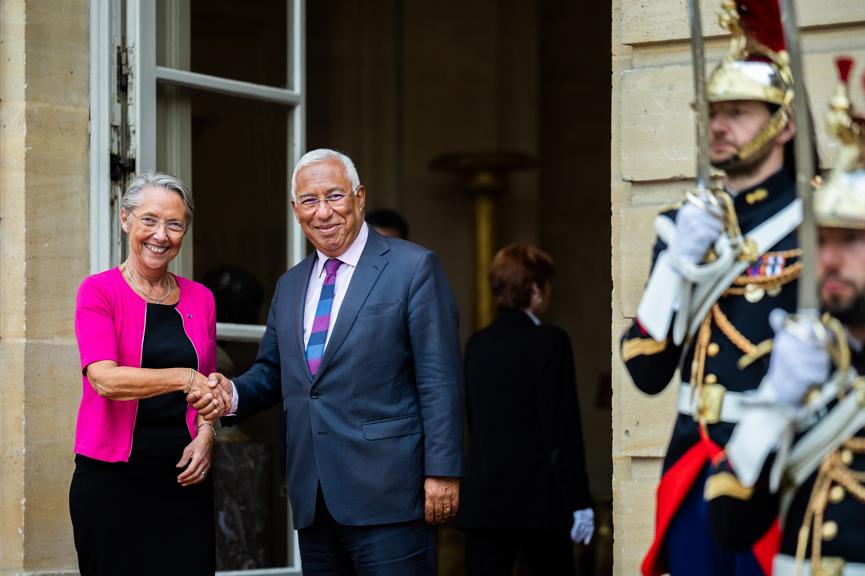 Poignée
de main entre Mme Elisabeth Borne et le Premier ministre du Portugal, M. António
Costa, à l'occasion de la visite officielle du 27 juin 2023.