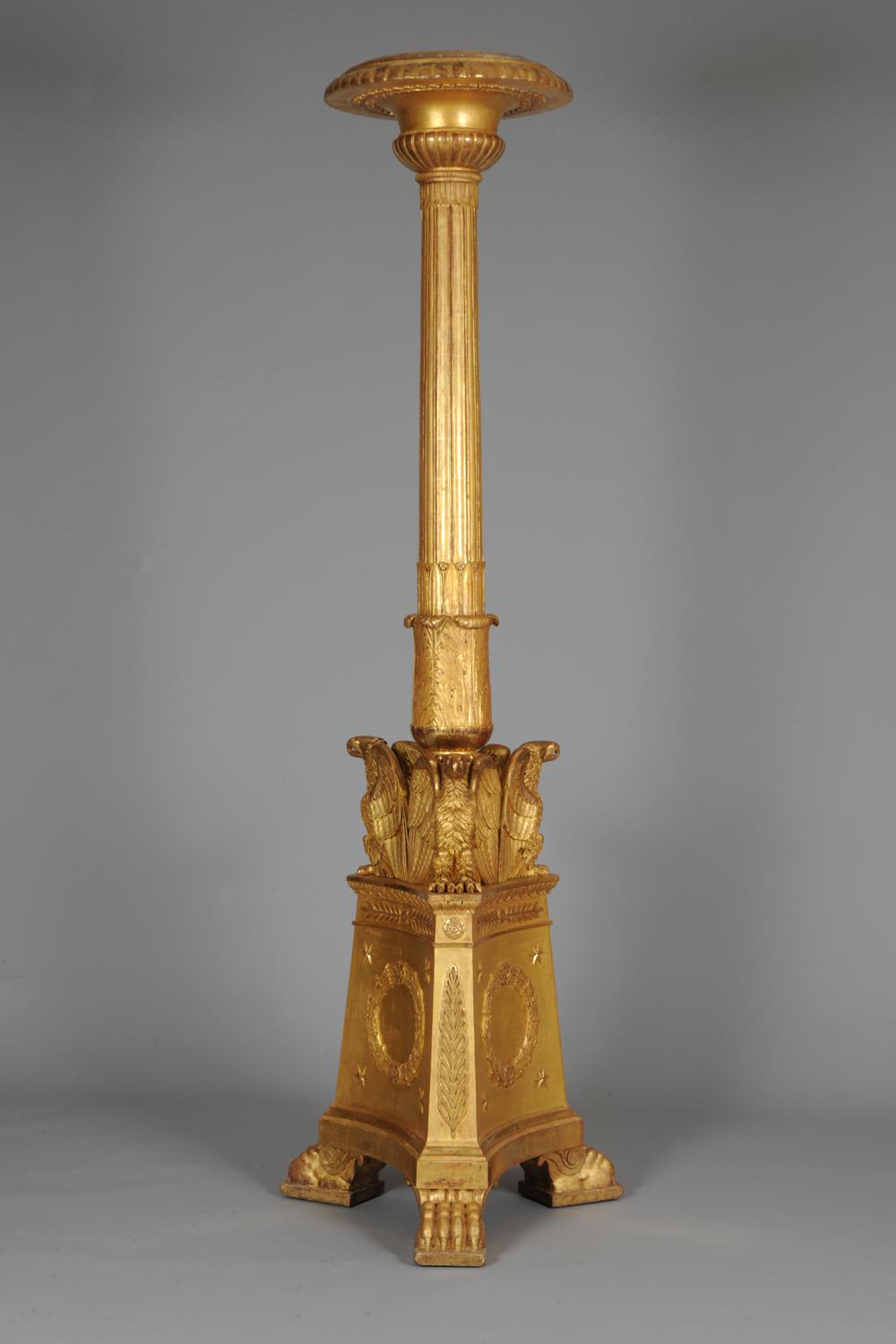 Torchère
en bois doré d’époque Empire de Pierre-Benoît Marcion. Collection
du Mobilier national.