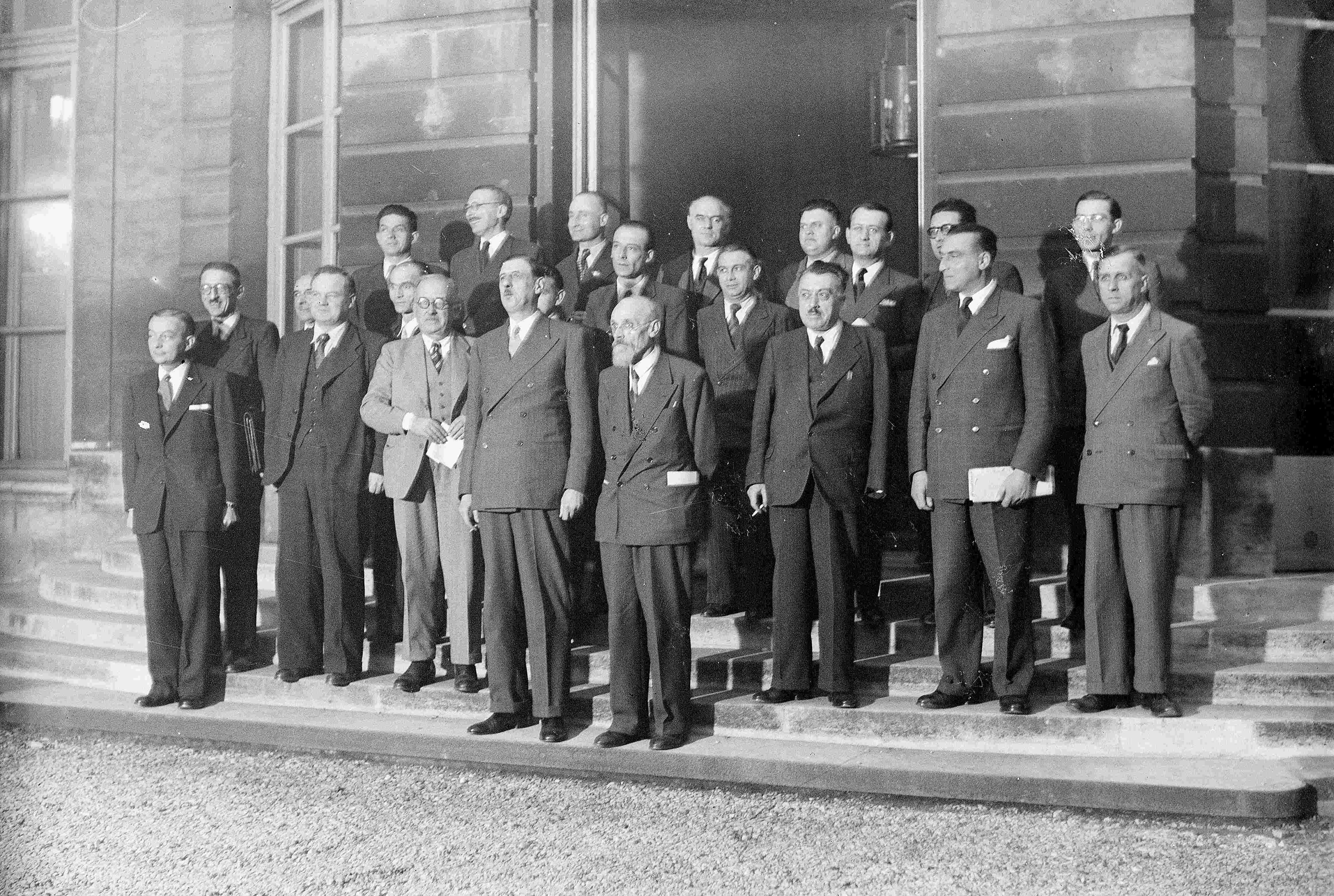 Le
général de Gaulle et les membres du Gouvernement provisoire sur les marches du
perron de l’hôtel de Matignon, en novembre 1945.