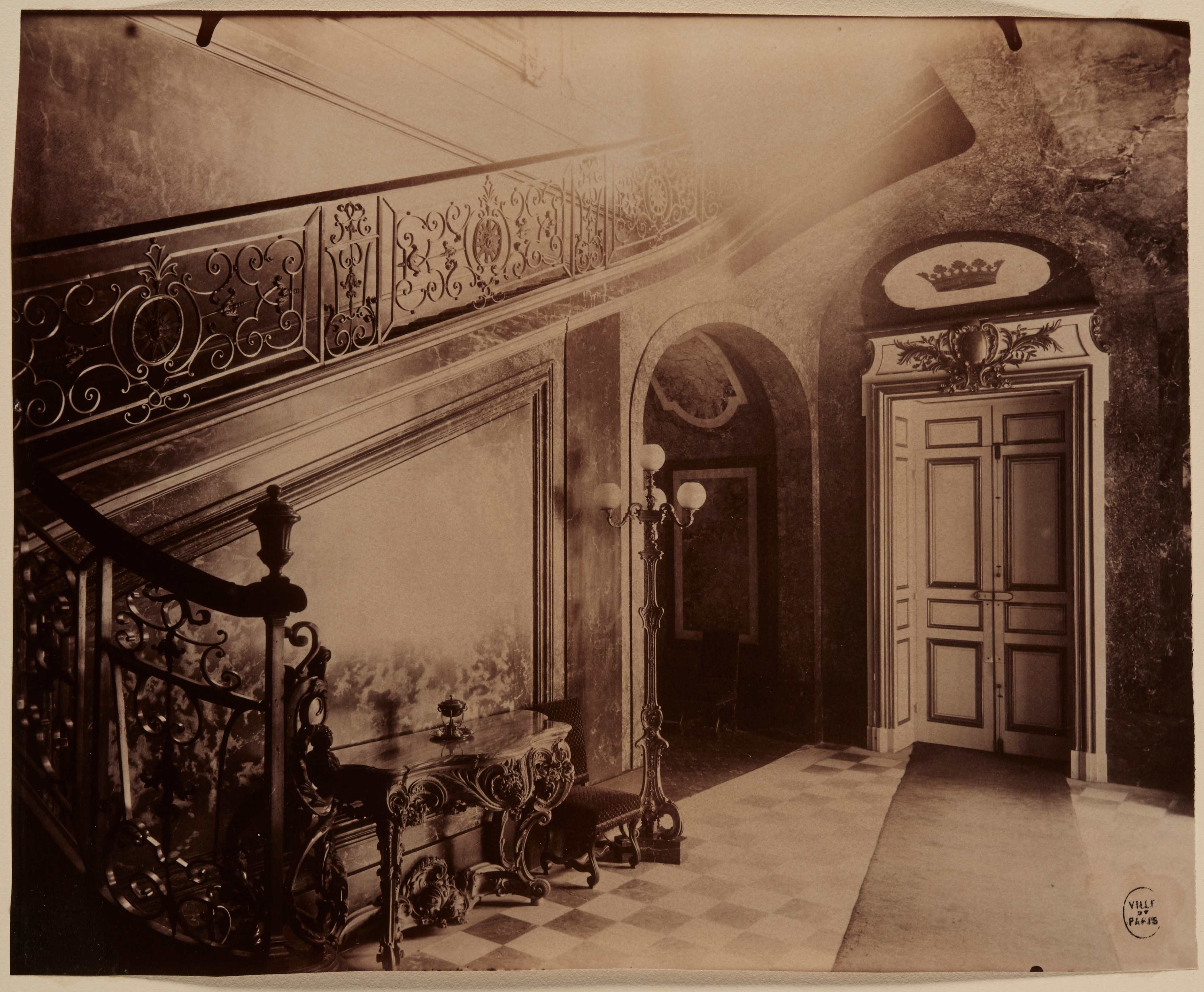 Eugène
Atget, Vue de l’escalier à l’époque de l’ambassade d’Autriche-Hongrie, 1905.