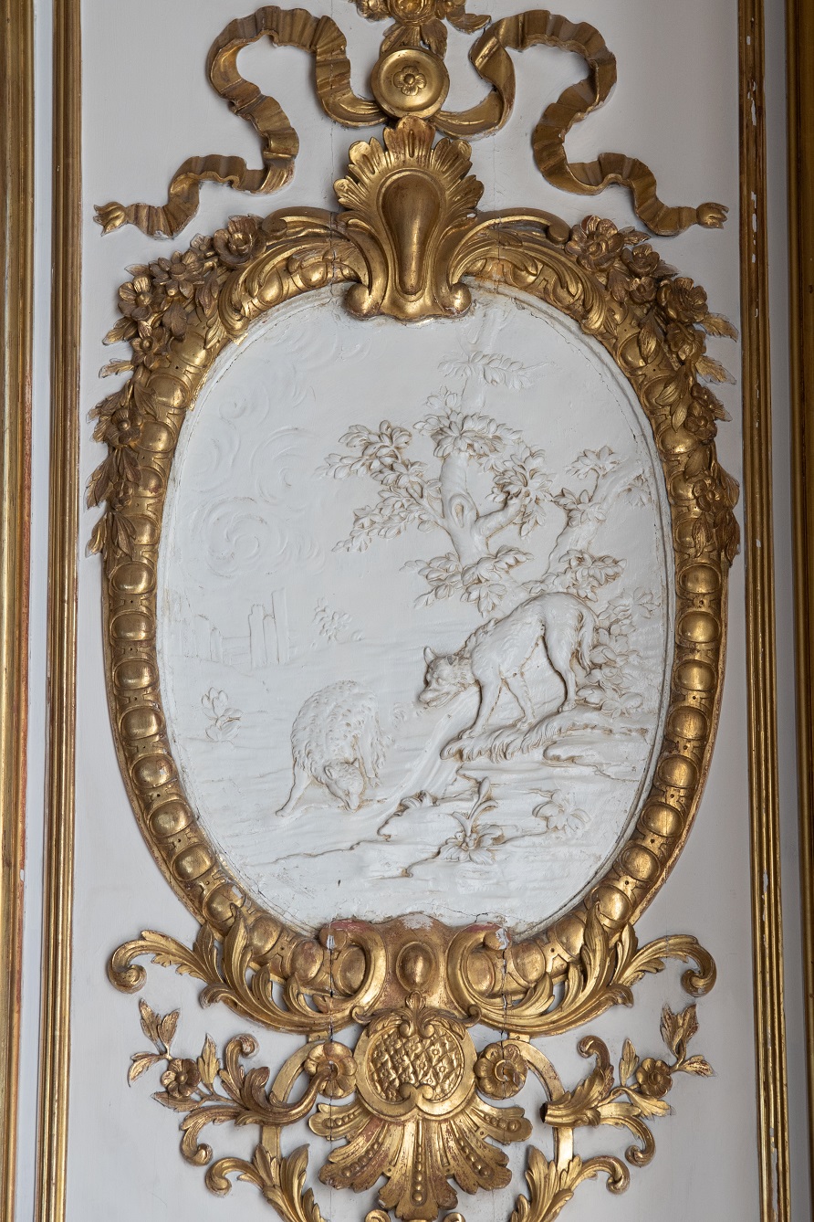 Détail
de l’un des médaillons des Fables de La Fontaine : Le loup et l’agneau.