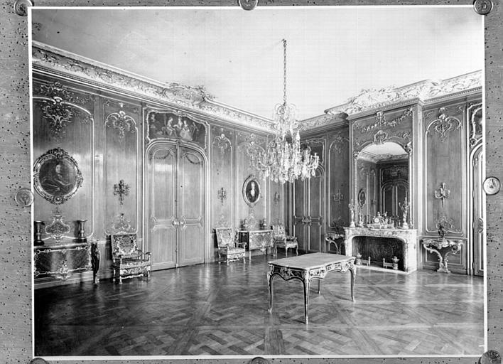 L'ancienne
salle à manger photographiée après 1951 par Chevojon.
