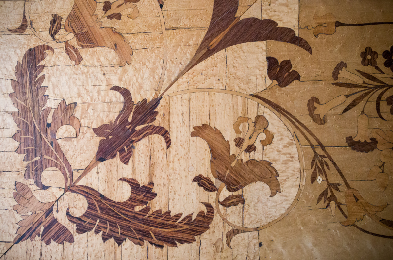 Détail du parquet ouvragé de la galerie