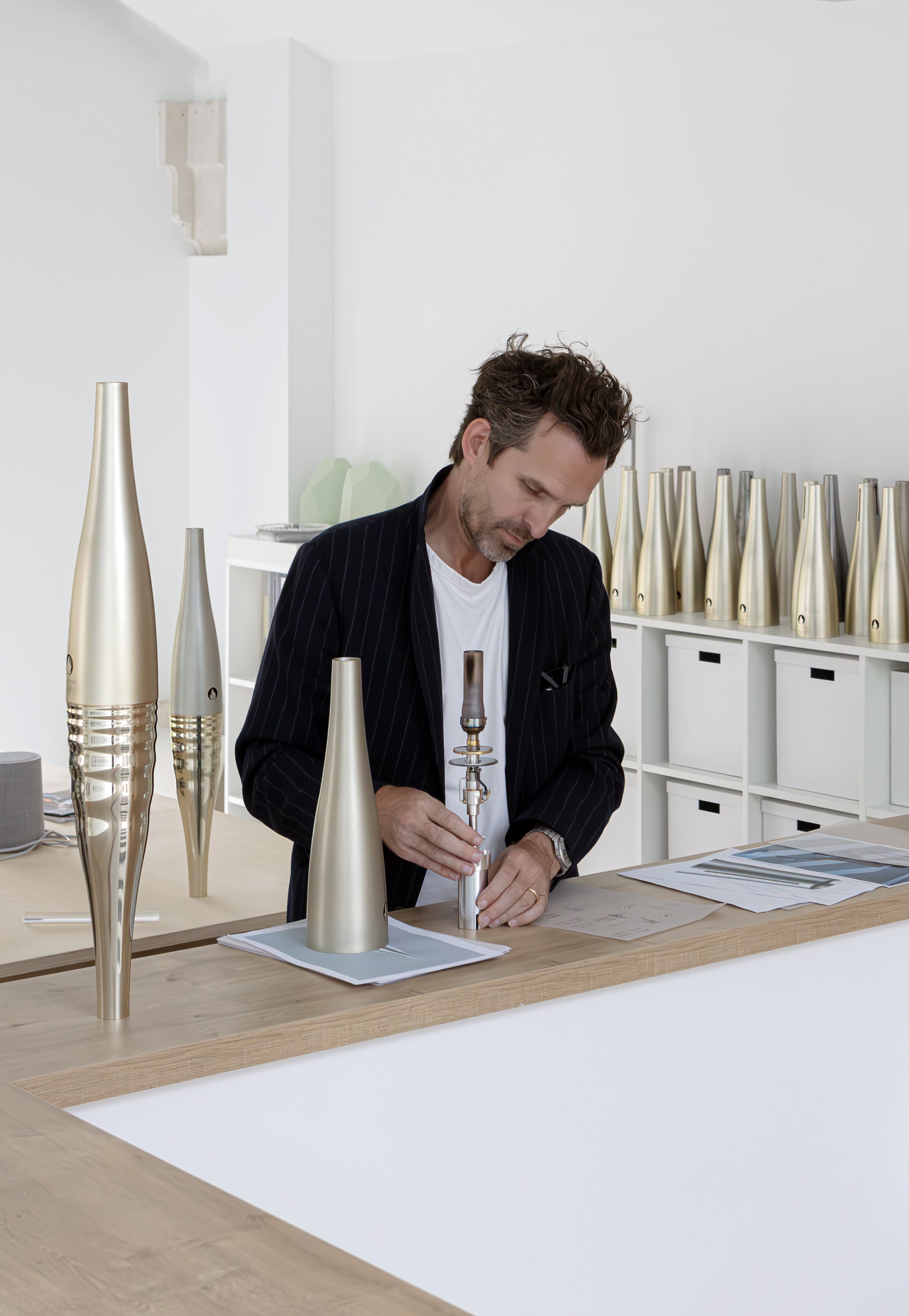 Mathieu Lehanneur au sein de son atelier avec la nouvelle torche olympique