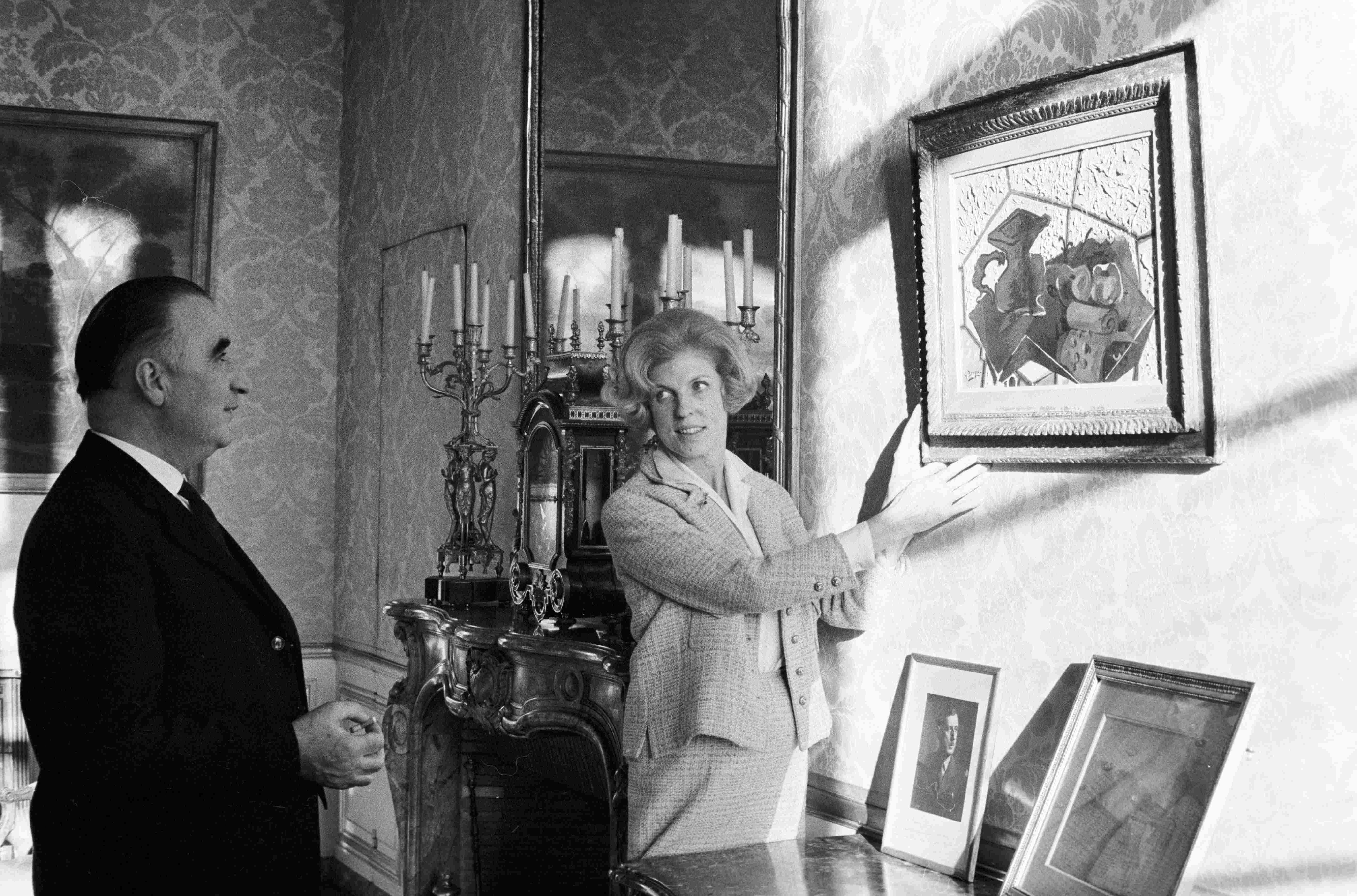 Le
couple Pompidou installe l'œuvre de Georges Braque, Le tapis vert, dans le bureau du Premier ministre.
