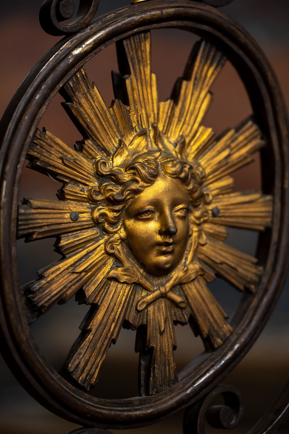 Détail
d’un disque solaire qui orne la rampe en fer forgé de l’escalier d’honneur.