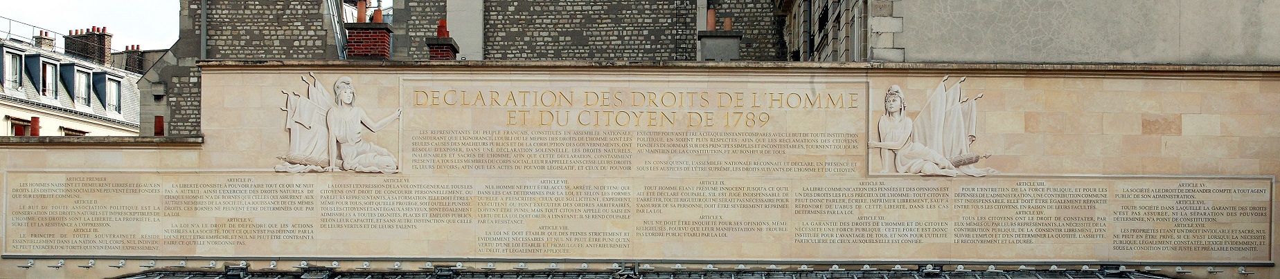 Déclaration
des Droits de l’Homme et du Citoyen dans la cour d’honneur de l’Hôtel de
Matignon.