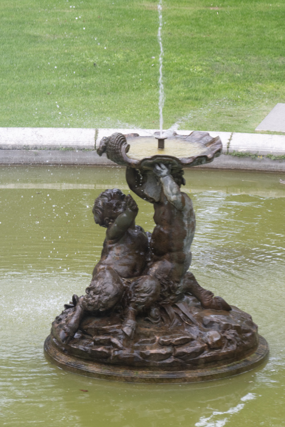 Détail
de la sculpture de la fontaine : deux putti aux pieds de boucs supportent une coquille à partir de laquelle
part un jet d’eau