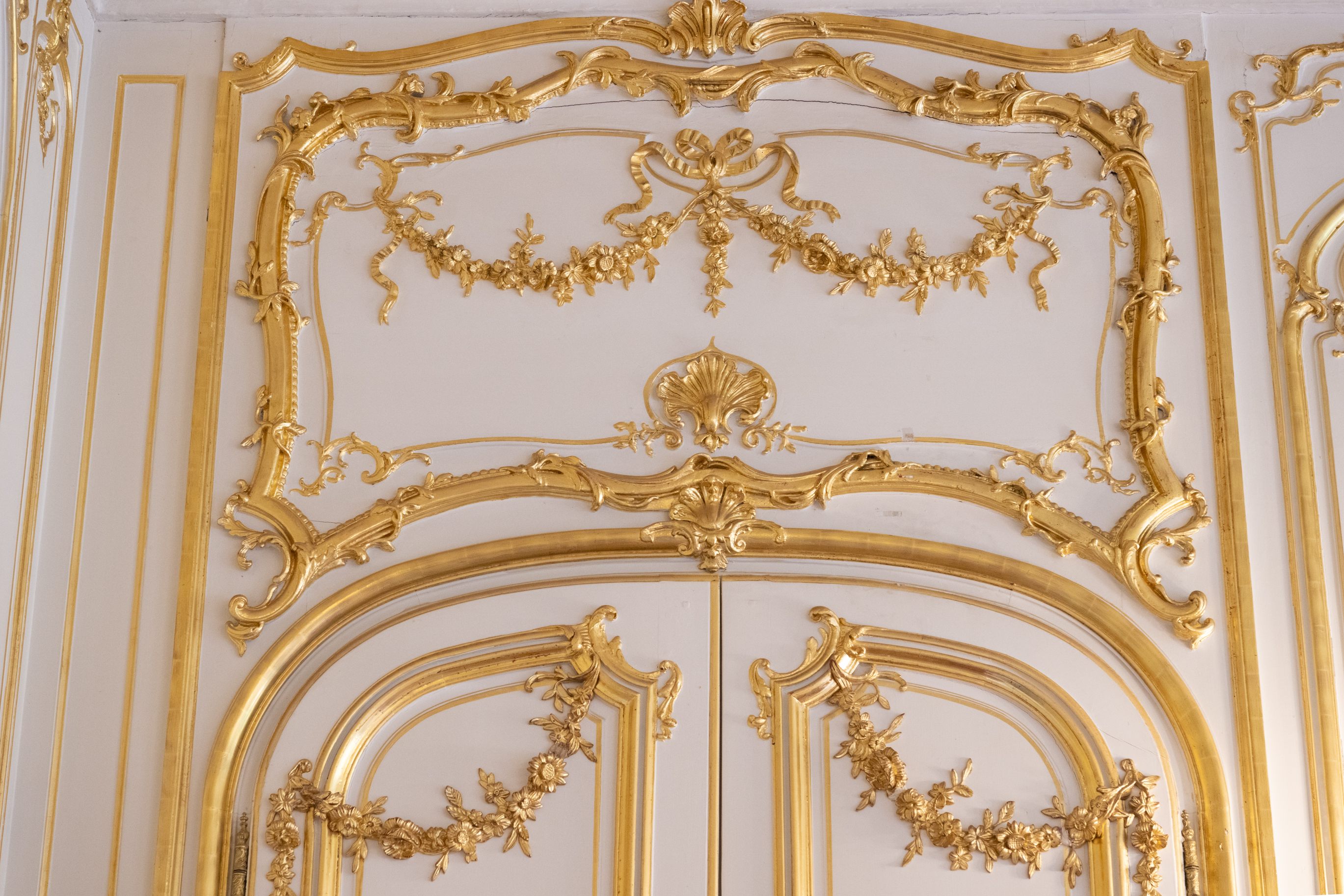 Détail
des portes et dessus-de-porte sculptés.
