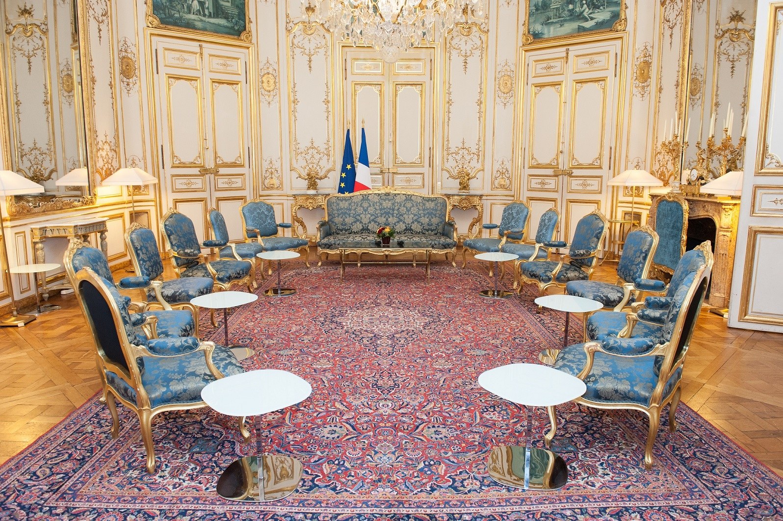 Vue
générale du salon bleu, aménagé dans le cadre d’une visite officielle.