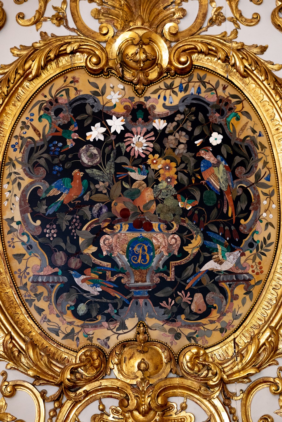 Détail
d’un médaillon en marqueterie de pierres dures commandé par les Galliera