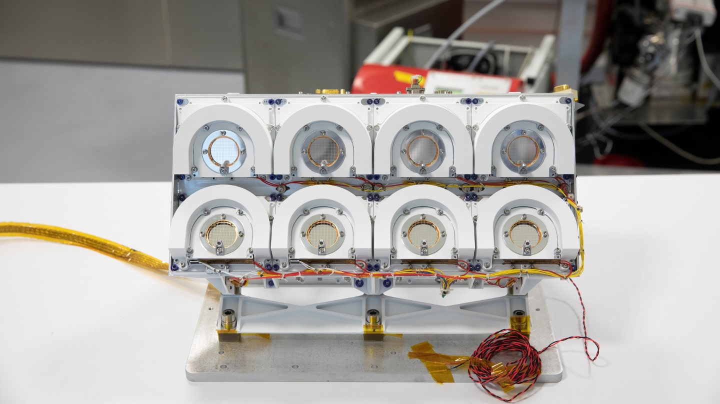 Préparation du modèle de vol de l'instrument DORN (détecteur de Radon) à l'IRAP (Institut de recherche en astrophysique et planétologie) avant son départ vers la Chine.