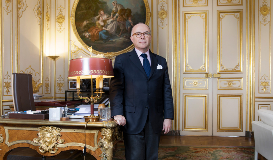 Bernard Cazeneuve dans son bureau à Matignon