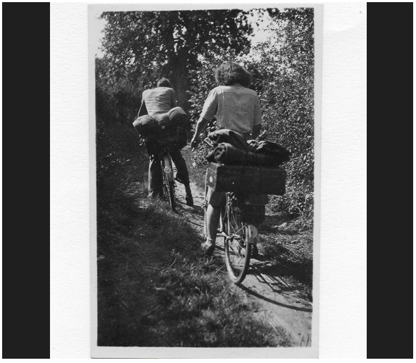 Une jeune femme et un homme transportent des choses pour le maquis de Seine-et-Oise en août 1944