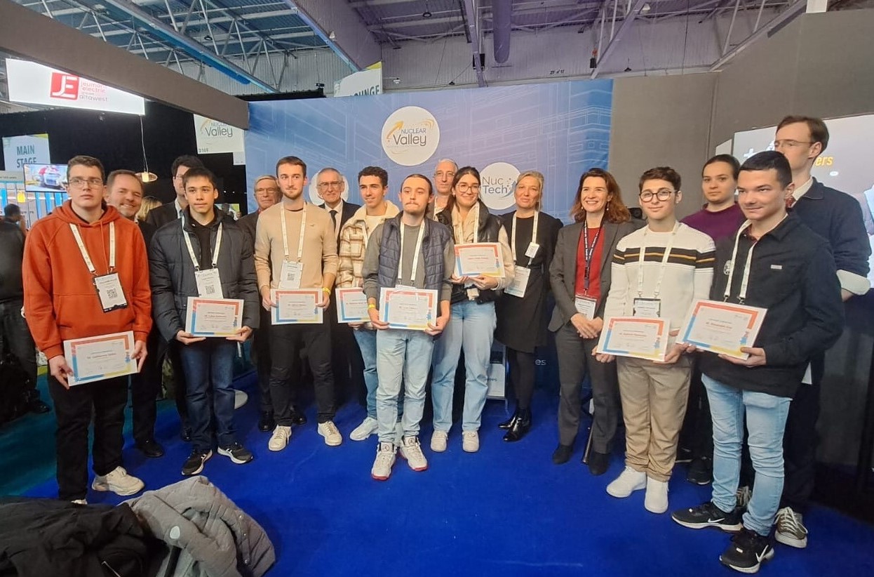 Lauréats boursiers des lycées professionnels Eugène Guillaume (21) et Léon Blum (71) au Salon mondial du nucléaire civil à Paris, 29 novembre 2023