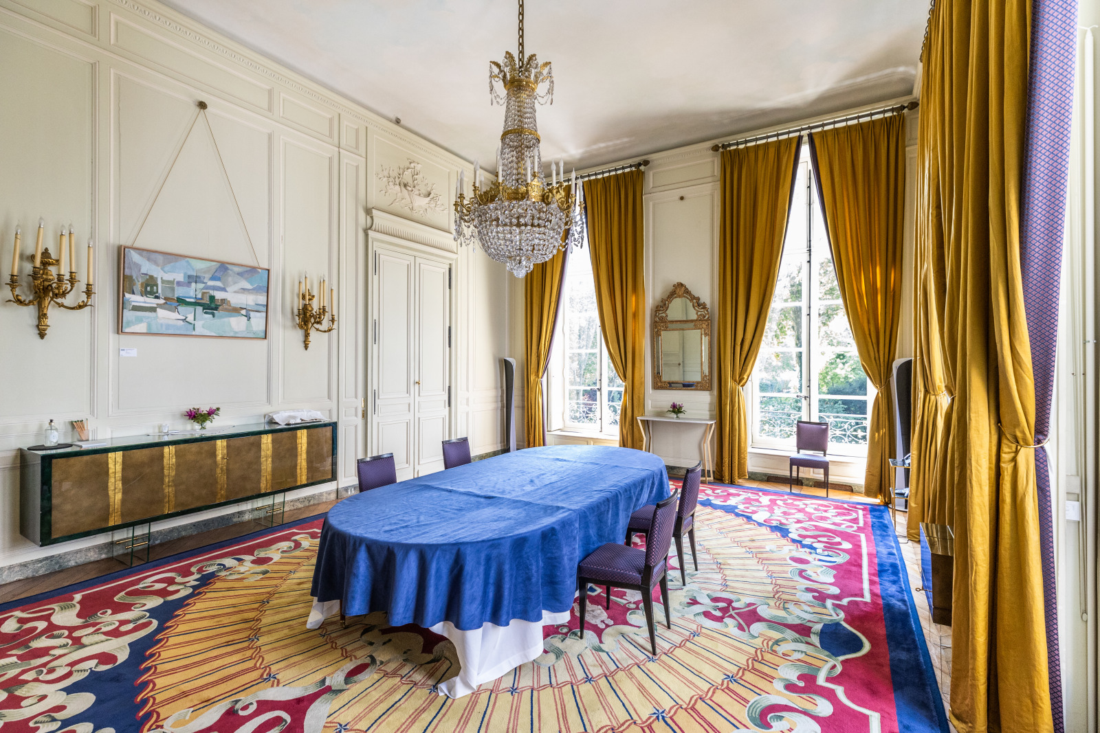 Vue générale de la salle à manger.