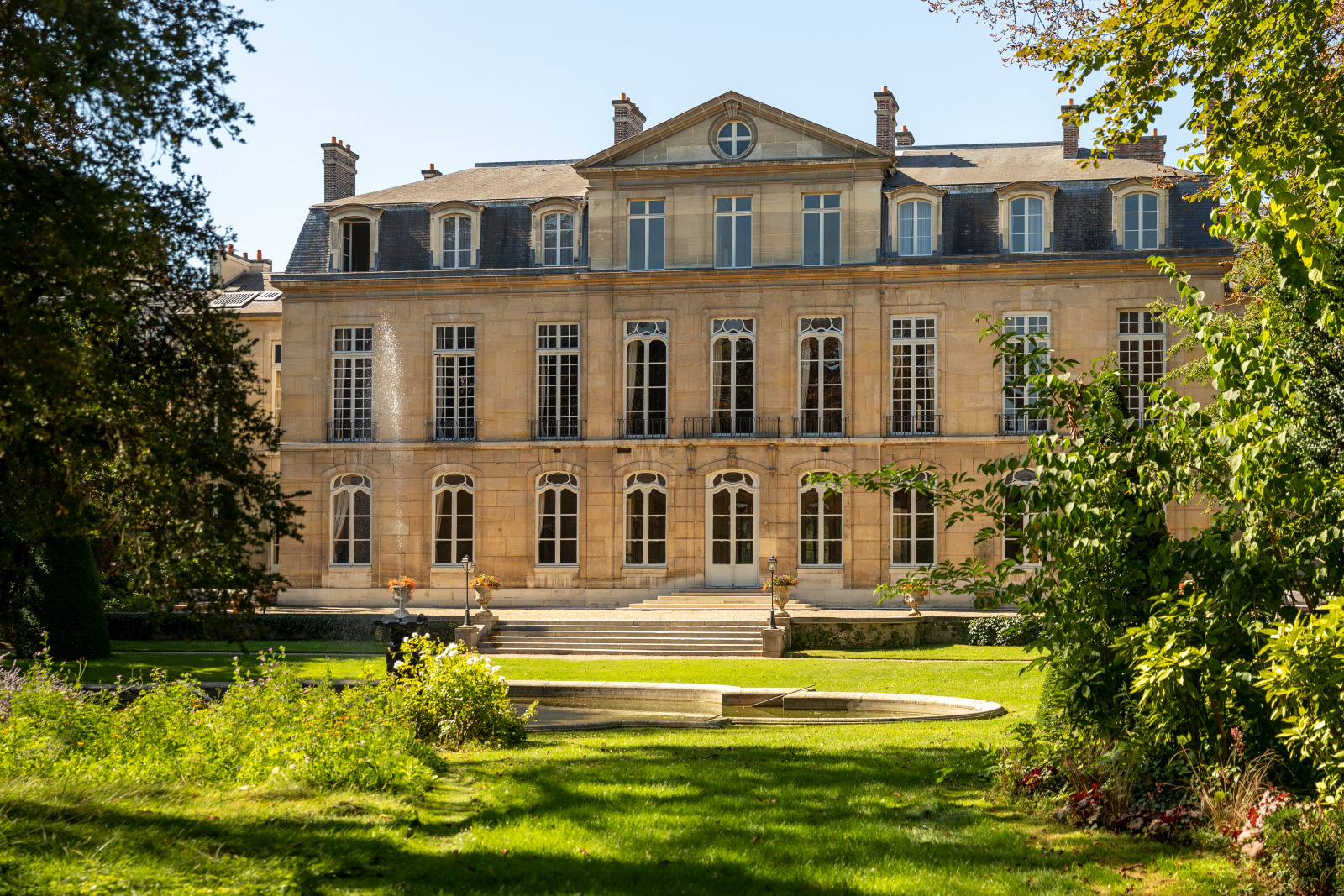 Façade de l'hôtel de Castries - Source : service photos de Matignon