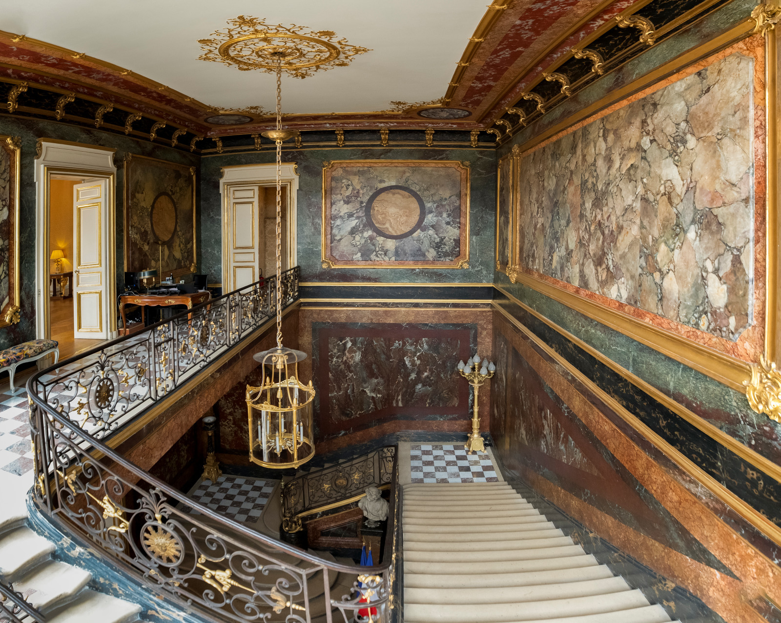 Vue panoramique verticale de l'escalier d'honneur de l'Hôtel de Matignon - Source : service photos de Matignon