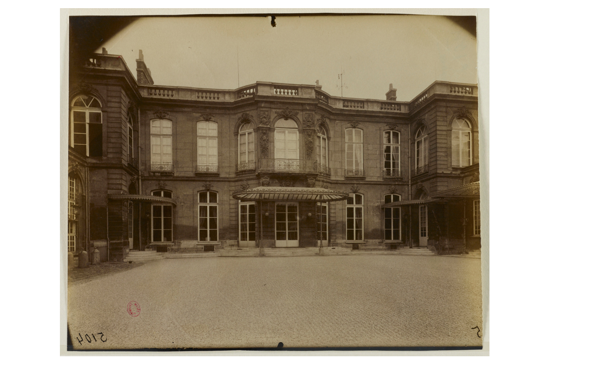 L’hôtel de Matignon, en 1935-1936, accueille la Présidence du conseil et ses services administratifs nouvellement créés. Photo Eugène Atget. Musée Carnavalet, s.d., PH3596.