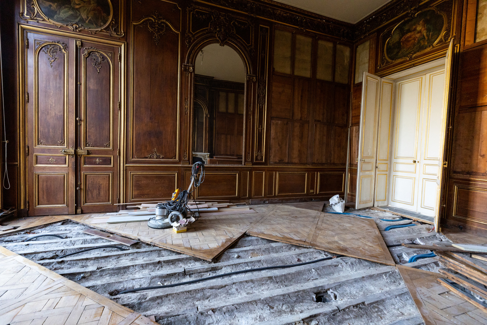Des travaux de restauration délicats dans l'hôtel de Castries - Source : DSAF