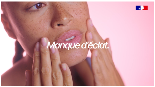 Visage féminin sur fond rose avec la mention « Manque d'éclat »