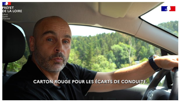 Un homme au volant d'une voiture
