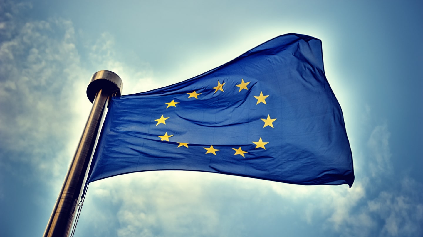 Un drapeau européen flotte sur fond de ciel bleu