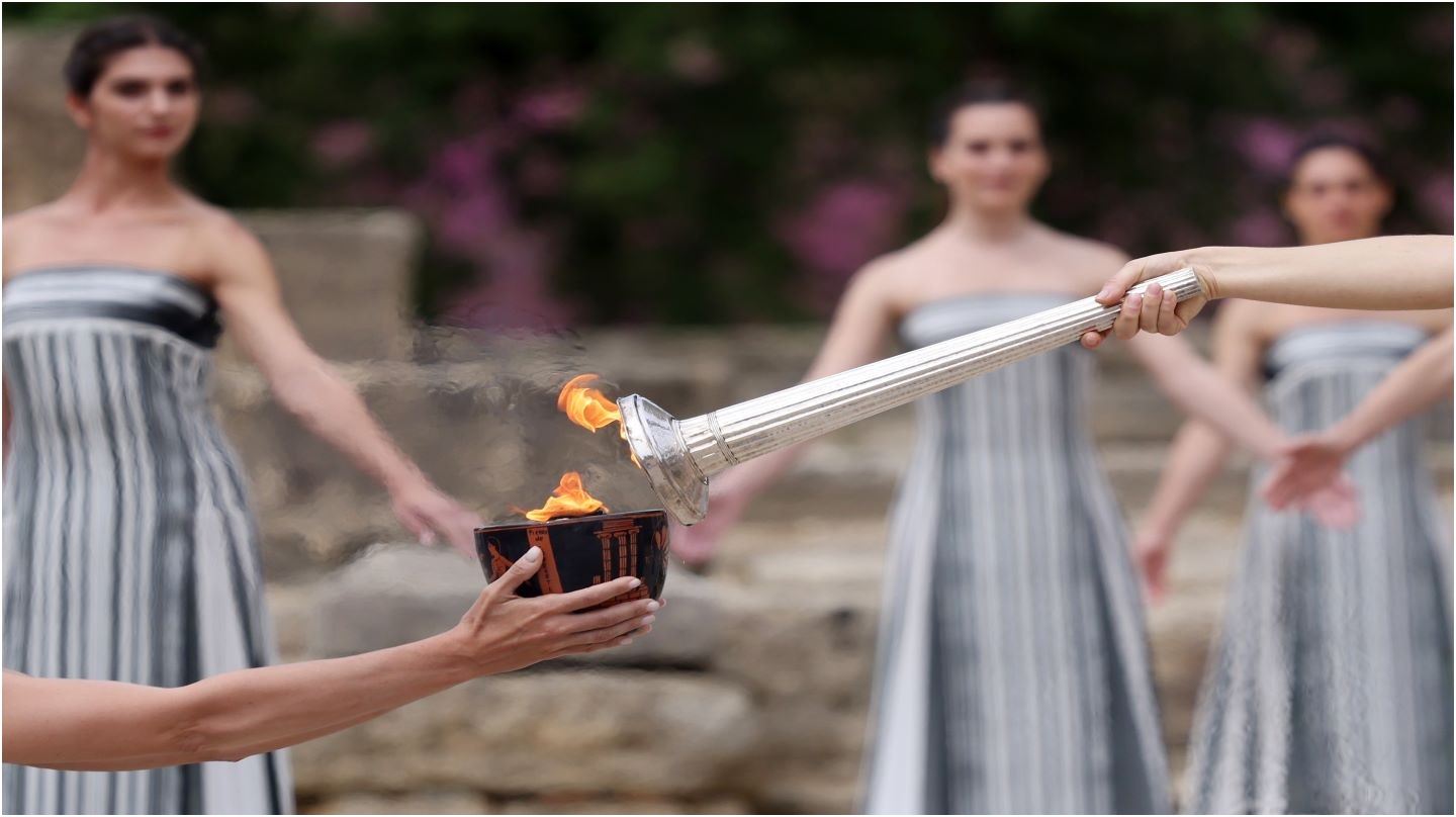 Allumage de la flamme à Olympie.