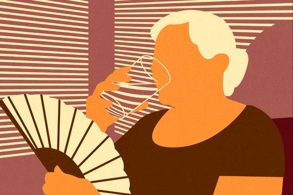 Femme buvant un verre d'eau par forte chaleur