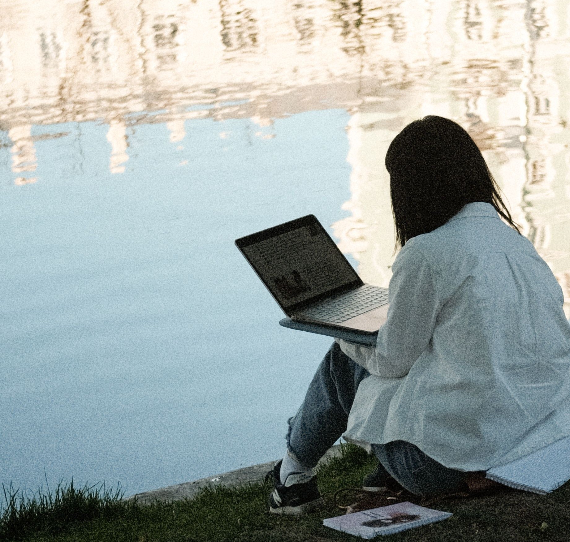 Jeune femme au bord de l'eau.